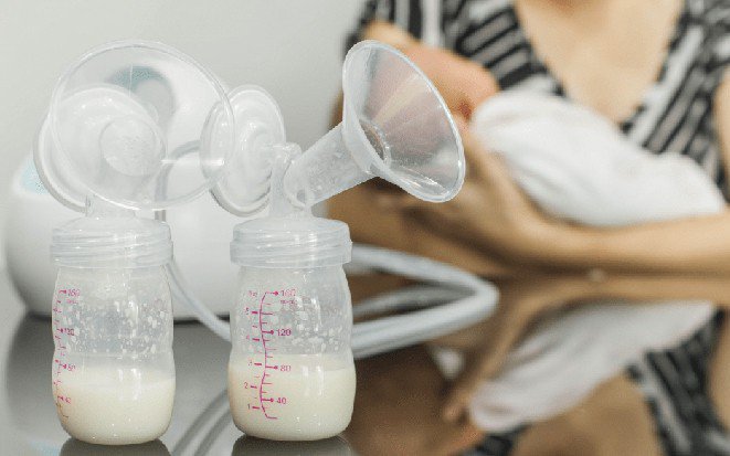 bú đúng cử và vắt hết sữa để tăng tiết sữa mẹ sau sinh